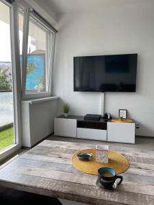 sala de estar con TV y mesa de centro en Treba Malo Odmorit - Family Room, PS4 Pro, Free parking, en Karlovac