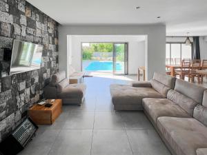sala de estar con sofá y mesa en Villa Kiko by Sealodge - 3 chambres avec piscine privée, en Balaclava