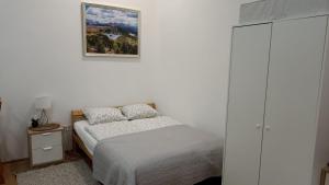um quarto com uma cama e uma fotografia na parede em M&M Apartment Budapest House em Budapeste