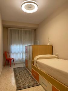 コルドバにあるMarruecos 15のベッドルーム1室(ベッド1台、椅子、窓付)