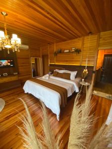 Postel nebo postele na pokoji v ubytování Chalé Romântico com jacuzzi e café da manhã em Rancho Queimado
