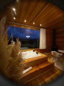 Koupelna v ubytování Chalé Romântico com jacuzzi e café da manhã em Rancho Queimado