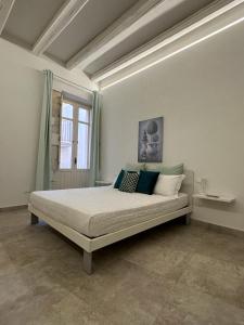 a bedroom with a large bed in a room at Archè in Syracuse