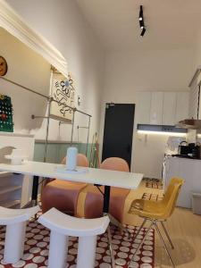 um quarto com uma mesa e cadeiras numa cozinha em Dopamine Decor New Unit Sunway Grid/4-6Pax/Netflix em Kampong Pendas