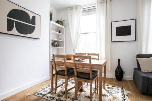 a living room with a table and a couch at 1 Bedroom Baker Street Central Apartment in London