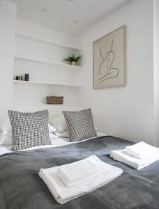 1 dormitorio con 1 cama y 2 toallas blancas en 1 Bedroom Baker Street Central Apartment en Londres