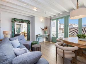 sala de estar con sofá y mesa en Villa Glorïa 10PAX Parking free, en Granada