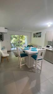 a kitchen with a table and chairs in a room at Apartamento hermoso Playa Blanca in Punta Leona