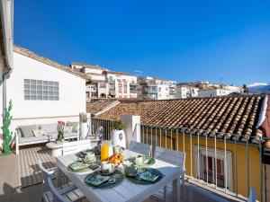 a patio with a table and chairs on a balcony at Villa Glorïa 10PAX Parking free in Granada