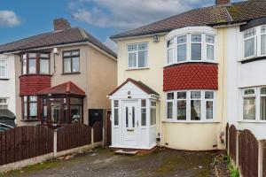 una casa con una puerta blanca y una valla en Fabulous 3 Bedroom House Near Black Country Museum Contractors & families en Tipton