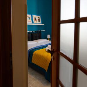ein Schlafzimmer mit einem Bett mit einer gelben Decke in der Unterkunft Biddizzi in Palermo