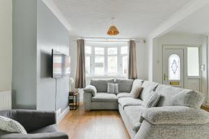 uma sala de estar com um sofá e duas cadeiras em Fabulous 3 Bedroom House Near Black Country Museum Contractors & families em Tipton