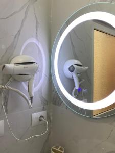 een spiegel in de badkamer met een haardroger bij Aron’s House in Krujë