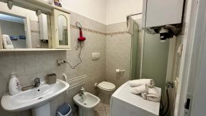 a small bathroom with a sink and a toilet at Relais Matteotti, fatto per te. in Bologna