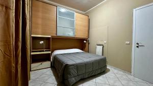 a small bedroom with a bed and a window at Relais Matteotti, fatto per te. in Bologna