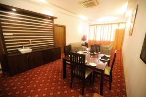 Habitación con mesa, sillas y sofá en Ramadia Ran Mal Holiday Resort en Moratuwa