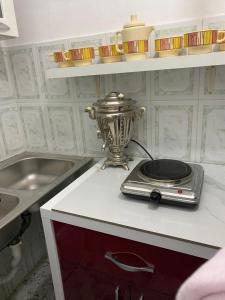 um balcão de cozinha com um prato e uma tigela em Aron’s House em Krujë