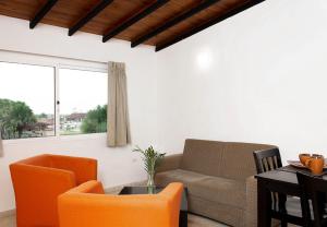 a living room with a couch and a table at Hotel Kariña Maturín in Maturín