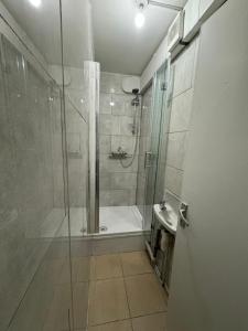 y baño con ducha y lavamanos. en 5 Bedroom House Near Tottenham/Spurs Stadium, en Londres