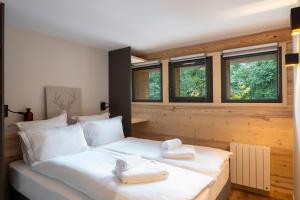 Un pat sau paturi într-o cameră la Chalet Nant Rouge