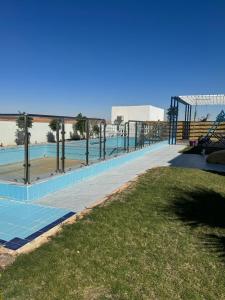 d'une vue sur une piscine avec écobialicrobialicrobialicrobialicrobial dans l'établissement مزرعة ود, à Al Qā‘id