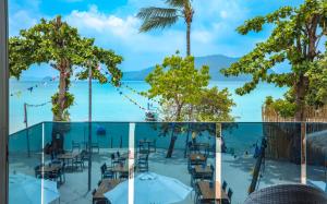 Fotografija v galeriji nastanitve 【Beach Front】海景沙滩别墅，私人泳池，免费早餐，女佣每日清洁，生活方便交通便利 v mestu Phuket Town