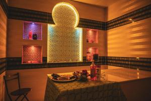 uma sala de jantar com uma mesa com um prato de comida em GREEN GARDEN HOTEL em Doha