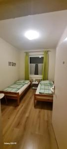 una camera da letto con due letti e una finestra di Haus Kolbnitz a Unterkolbnitz