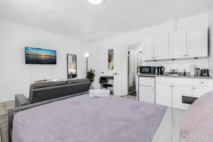 a living room with a bed and a kitchen at Executive Studio Hollywood Blvd & Near Beach in Hollywood
