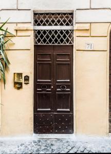 una puerta negra en un edificio con el número en Trevi Fountain Luxury Guest House, en Roma