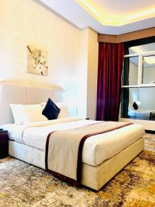 Uma cama ou camas num quarto em GREEN GARDEN HOTEL