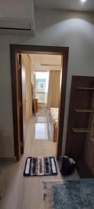 Zimmer mit einer Tür, die zu einem Schlafzimmer mit einem Teppich führt in der Unterkunft Mirage Bay Hotel & Aqua Park , Suites , flates in Hurghada