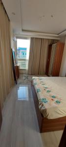 Mirage Bay Hotel & Aqua Park , Suites , flates tesisinde bir odada yatak veya yataklar