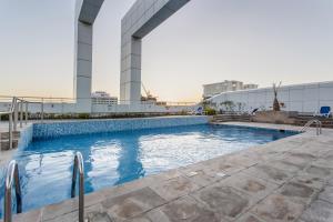 una piscina en la azotea de un edificio en 3 Bedroom Luxurious Lake View Apartment en Dubái