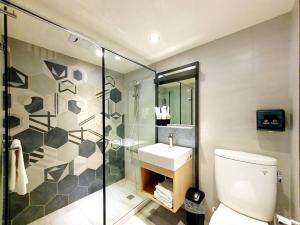 y baño con aseo, lavabo y ducha. en 享住新大華館 en Keelung