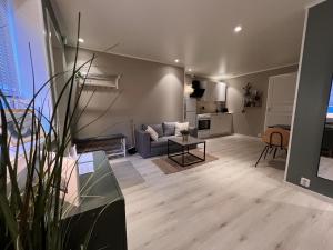 sala de estar con sofá y mesa en Brand new and private studio apartment! en Bodø