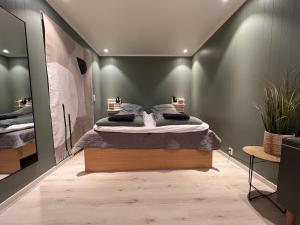 um quarto com uma cama no canto de um quarto em Brand new and private studio apartment! em Bodø