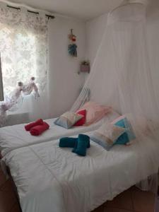 1 cama con 3 almohadas en una habitación en ICI et MAINTENANT, en Solliès-Toucas