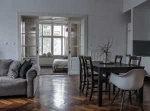 a living room with a table and a couch at Stylowy Park Apartment Wawrzyniaka in Wrocław