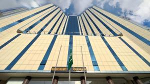 a tall building with a flag in front of it at Mahd Al Reasala Hotel 1 - فندق مهد الرسالة 1 in Al Khansāk