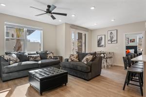 een woonkamer met een bank en een tafel bij Surf's Up condo in St. George
