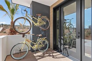 twee fietsen hangen aan de muur van een huis bij Surf's Up condo in St. George