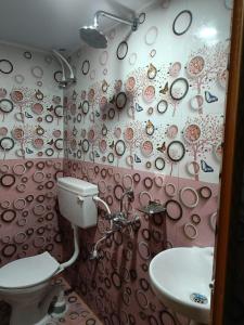 Koupelna v ubytování JHARANA GUEST HOUSE