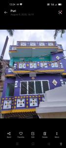 uma imagem de um edifício com um azul em JHARANA GUEST HOUSE em Puri