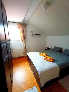 1 Schlafzimmer mit 2 Betten und einem Fenster in der Unterkunft Open Space - Tisljaric in Zagreb