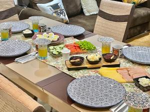 een tafel met blauwe en witte borden en voedsel erop bij Peaceful Pool Villa in Marrakesh