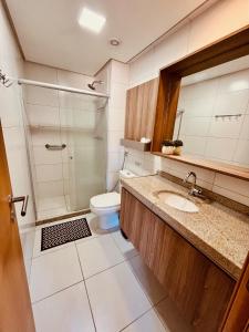a bathroom with a toilet and a sink and a shower at Ecolife Térreo frente piscinas in Porto De Galinhas