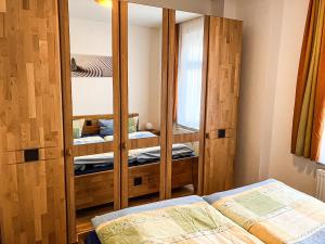 um quarto com um armário e uma cama num quarto em Ferienwohnung Auszeit em Bad Berka