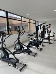 The fitness centre and/or fitness facilities at Apartaestudio Bacata 960