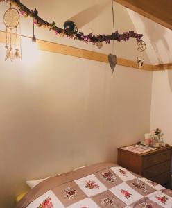 - une chambre avec un lit et une commode fleurie dans l'établissement Skrattande Ko, à Tingsryd
